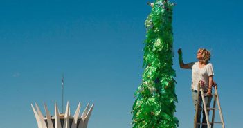 Kinderen maken kunst van plastic afval