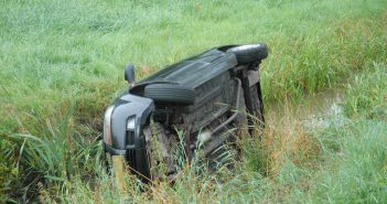 Auto belandt in sloot door diesel op de weg