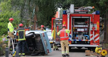Brandweer bevrijdt man uit Oldtimer na ongeval op Jonkersvaart