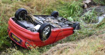 Automobiliste belandt op de kop in sloot na aquaplaning op de A7