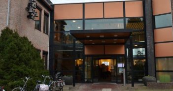 Twee kleine exposities in de hal van het gemeentehuis van Leek