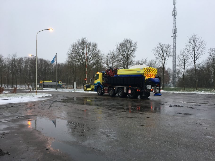 Rijkswaterstaat druk met zoutstrooien in de regio (Video)