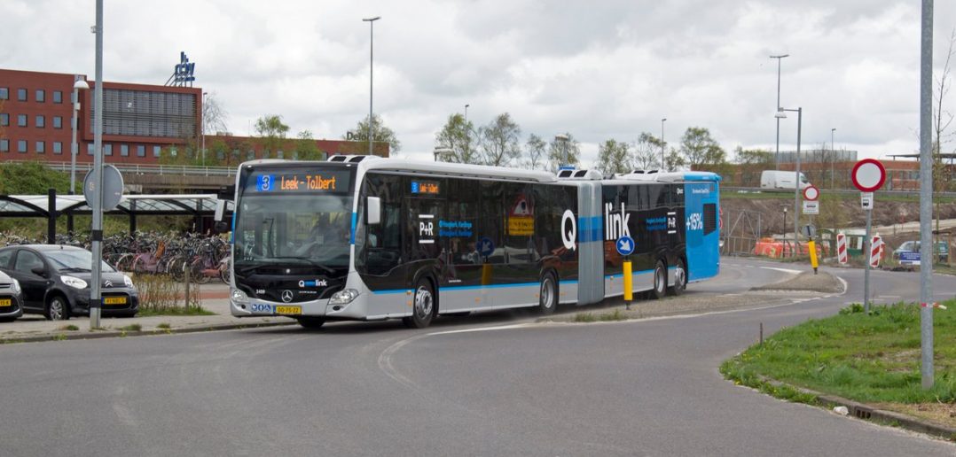 Qbuzz is op zoek naar nieuwe buschauffeurs en biedt opleiding aan