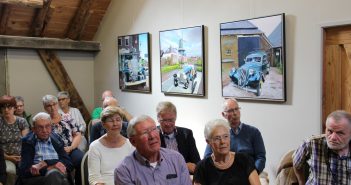Auto-art in de Cazemierboerderij van kunstschilder Frans Hage