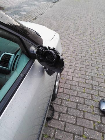 Spiegel van auto gesloopt in Leek, wie heeft iets gezien?!