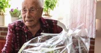 108 kaarsjes voor Ebeltje Boekema-Hut, oudste inwoonster van Leek en de provincie