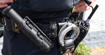 Nieuwe uitschuifbare-wapenstok voor de politie, is langer en komt harder aan