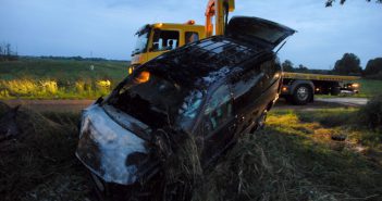 Automobilist botst tegen boom en auto vliegt in brand