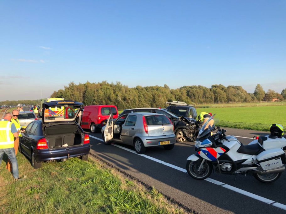 Kettingbotsing met 8 voertuigen op de A7 bij Leek