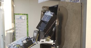 Geldautomaat Carwash Leek opengebroken, politie zoekt Citroën Berlingo