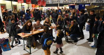 Honderden kinderen zingen liedjes en showen lampion in winkelcentrum Liekeblom (Foto’s)