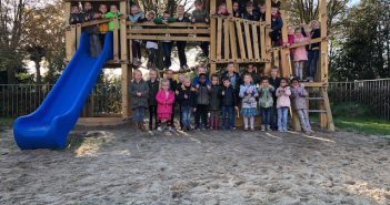 Nieuw klimtoestel bij basisschool in de Wilp, mede dankzij Leekster bedrijven
