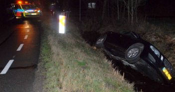 Automobilist vliegt uit de bocht en belandt in sloot langs de Carolieweg