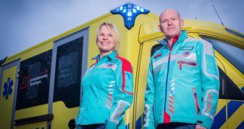 Ambulancehulpverleners starten met draagproef nieuwe kleding