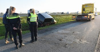 Automobilist belandt met auto in sloot langs de A7