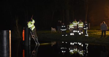 Brandweer en dierenambulance redden eend uit staande buis in vijver Nienoord