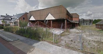 Basisschoolleerlingen onthullen canvasdoek bij vervallen pand voormalig discotheek Pruim Zevenhuizen