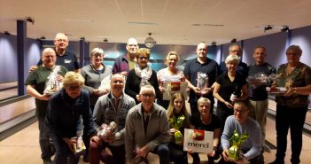 Jan Meijering en Marcella Zwart winnen bowling verrassingstoernooi in Leek