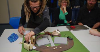 Openluchtspektakel Noar Huus presenteert rijdend decor