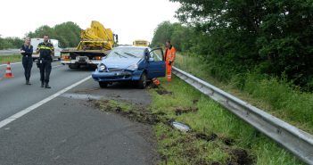 Automobilist tolt op A7 en belandt in vangrail