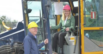 Wethouder Geertje Dijkstra-Jacobi slaat eerste paal nieuwbouw SmiLease