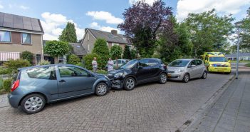 Drie auto’s botsen op elkaar bij de Grietenij in Leek
