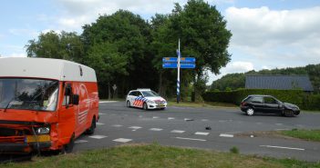 Zwangere vrouw gewond na botsing tussen twee auto’s in Een-West