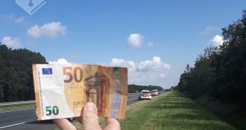 Politie verwijderd rondvliegende bankbiljetten van de A7
