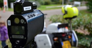 Tolberter rijdt 161 km/u op 80 km/u weg, politie vordert rijbewijs in
