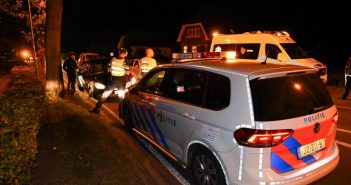 Automobilist botst met auto tegen boom op de J.P. Santeeweg