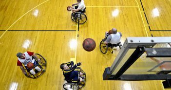 Rotaryclub Roden-Leek biedt rolstoelbasketballers van Flying Red een rolstoelkar aan