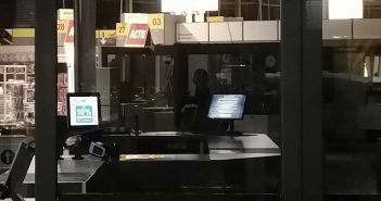 Politie rukt uit voor vergeten klant in bouwmarkt Leek