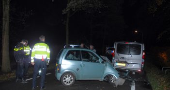 45-kilometer auto botst achter op stilstaande bus van krantenbezorger