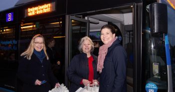 Busreizigers krijgen goodiebag vanwege afronding project Hoogwaardig Openbaar Vervoer (HOV) Leek