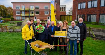 Dörpstuun Grootegast krijgt cheque €10.000 van ANWB; ‘Mooiste project in Groningen’