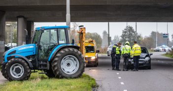 Personenauto botst achterop trekker onder viaduct A7