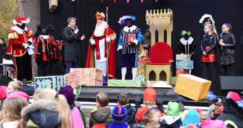 Sinterklaas en zwarte pieten aangekomen in Leek (Video)