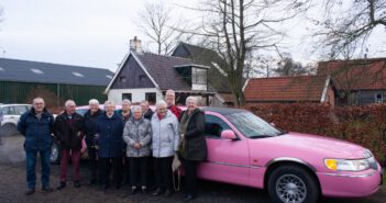 ‘Vertederend gezicht’: alleenstaanden uit Westerkwartier dolgelukkig na ritje in roze limousine