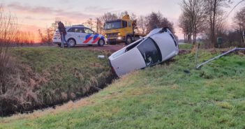 Auto belandt op zijkant in sloot langs Mensumaweg in Tolbert