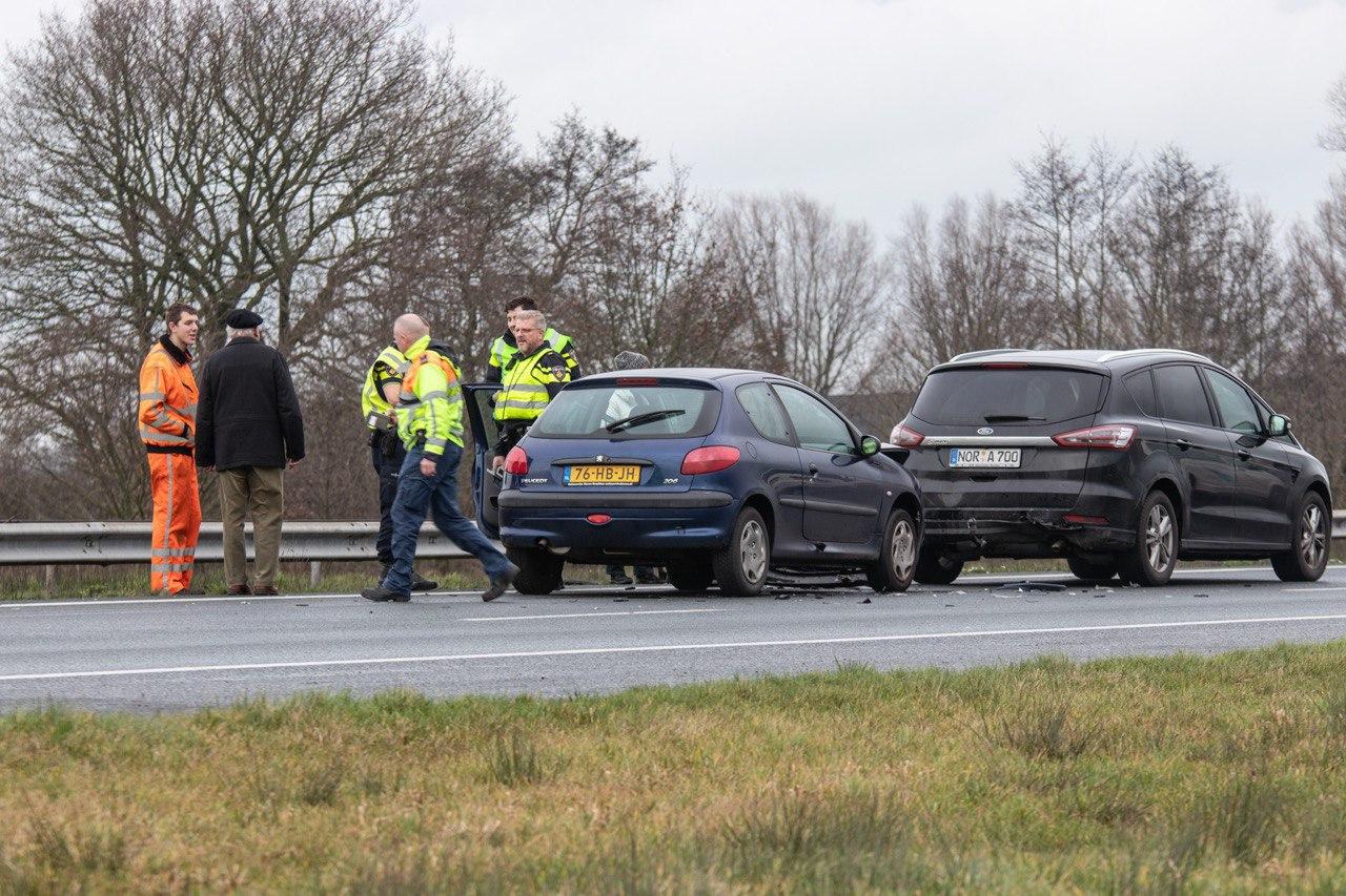 Drie gewonden na aanrijding in file op A7 door bergingswerkzaamheden van ongeval eerder vandaag