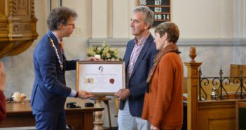 Burgemeester Ard van der Tuuk heeft eerste Abel Tasman Erepenning uitgereikt