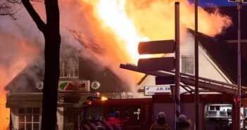 Grote brand in pizzeria in centrum van Roden