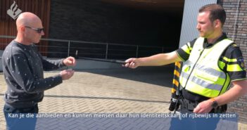 Politie gaat identiteitsbewijzen op afstand controleren met hulpmiddel op wapenstok (Video)