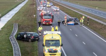 A7 bij Marum afgesloten na botsing tussen twee auto’s