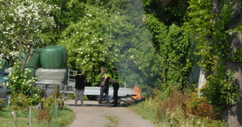Brandje op erf van boerderij in Zevenhuizen laat brandweer uitrukken