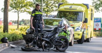 Forse botsing tussen brommer en auto in woonwijk Marum