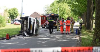 Bestuurder botst met bedrijfsbus tegen boom en belandt op de zijkant in Roden (Video)
