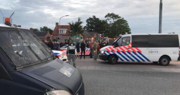 ME en politie houden protesterende boeren uit het Westerkwartier tegen op weg richting Groningen (Video)
