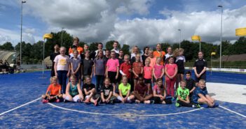 Korfbal clinic van jeugdinternationals in Leek