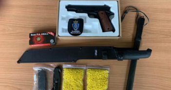 23-jarige man aangehouden na vondst wapens en munitie in auto